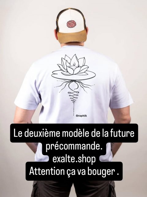 Un nénuphar posé sur l'eau, et dessous, ce qui ne se voit jamais : les racines qui plongent, s'enroulent et se perdent dans le trait.
Tout tient sur une ligne. Fine, continue, tirée comme un fil qu'on ne veut pas casser. En haut ça fleurit, en bas ça s'accroche dans le noir.
Ce que les gens montrent, et ce qu'ils gardent en dessous. Tout est là.
Graphik Series — dessiné à la main, imprimé en petite série à Metz, en Moselle.
#exalte #tattoofrance #tatouagehomme #vetementhomme fabricationfrancaise