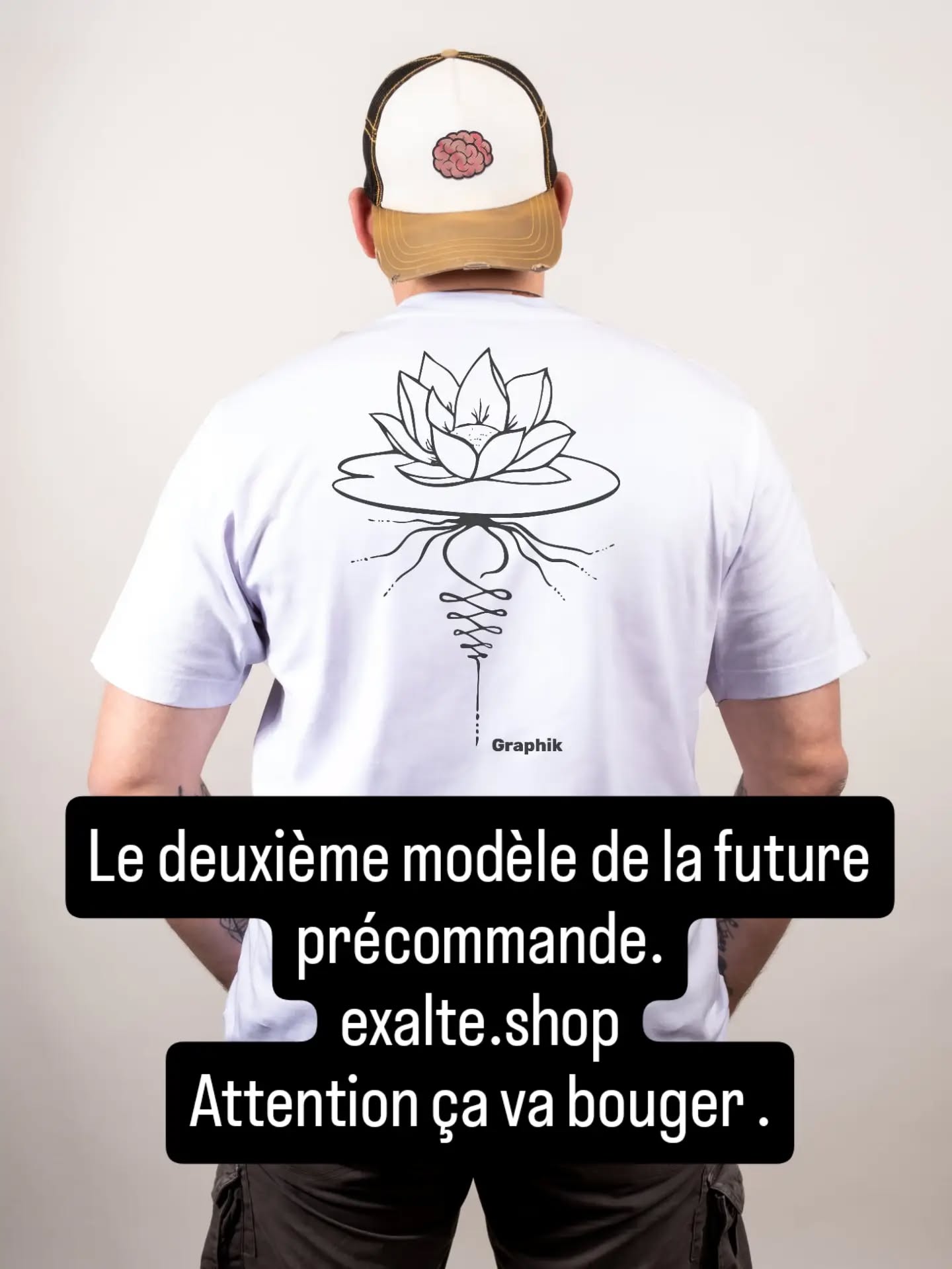 Un nénuphar posé sur l'eau, et dessous, ce qui ne se voit jamais : les racines qui plongent, s'enroulent et se perdent dans le trait.
Tout tient sur une ligne. Fine, continue, tirée comme un fil qu'on ne veut pas casser. En haut ça fleurit, en bas ça s'accroche dans le noir.
Ce que les gens montrent, et ce qu'ils gardent en dessous. Tout est là.
Graphik Series — dessiné à la main, imprimé en petite série à Metz, en Moselle.
#exalte #tattoofrance #tatouagehomme #vetementhomme fabricationfrancaise